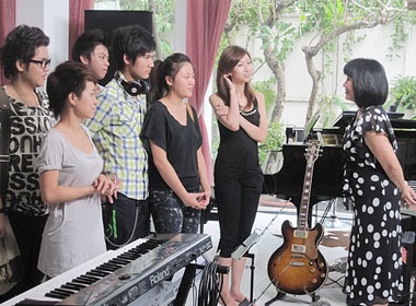 Thi sinh Vietnam Idol tham nha Cam Van hinh anh