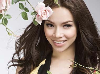 Ho Ngoc Ha rang ro ben hoa hong hinh anh