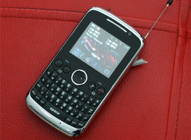 Dien thoai 4 SIM, 4 song da co mat o Viet Nam hinh anh