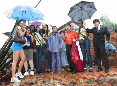 Thi sinh Miss Earth doi mua bao lam cong tac xa hoi hinh anh