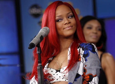 Rihanna khoe ao lot cham bi hinh anh