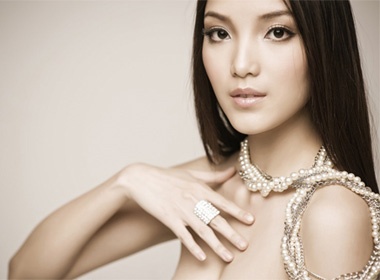Huynh Bich Phuong khoe vai tran goi cam hinh anh