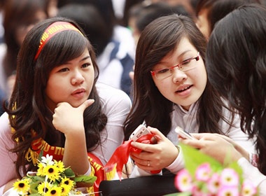 Teen Tran Phu xinh tuoi ngay ky niem thanh lap truong hinh anh