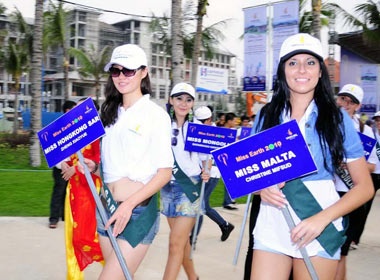 Hoa hau Trai Dat trong cay xanh o Da Nang hinh anh