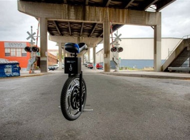 Bat ngo voi xe dap dien mot banh hinh anh