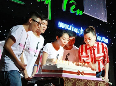 Ho Ngoc Ha thoi nen mung sinh nhat cung fan hinh anh