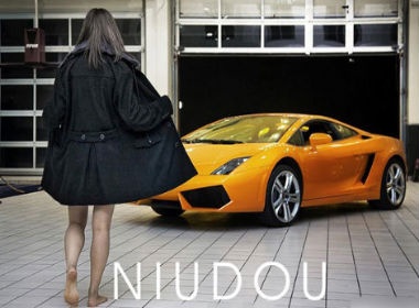 Nguoi mau teen 'thach thuc' ve dep Lamborghini hinh anh