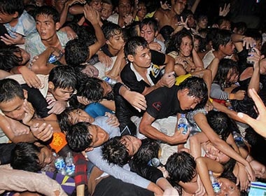 345 nguoi chet vi giam dap o Campuchia hinh anh