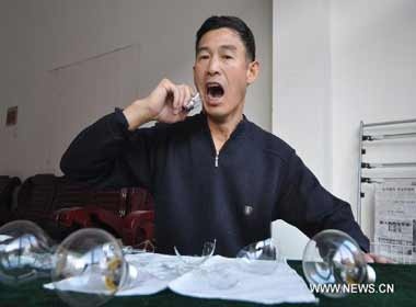 Nguoi dan ong chuyen an bong dien hinh anh