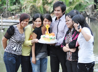 Fan mung sinh nhat anh Bo tai truong quay hinh anh