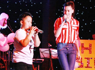 Ho Ngoc Ha choang voi fan nhi hinh anh