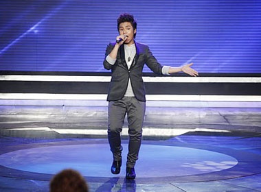 Duc Anh ban linh du phai dung chan o Vietnam Idol hinh anh