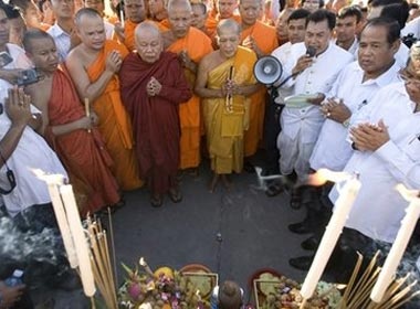 Hang van nguoi cau sieu cho nan nhan vu giam dap hinh anh