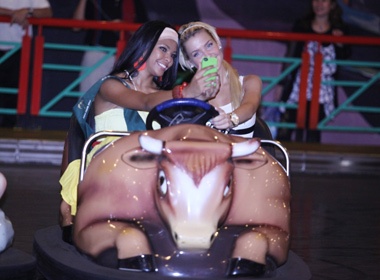 Hoa hau Trai Dat choi tro tre con hinh anh