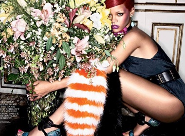 Rihanna khoe chan dai ben hoa hinh anh