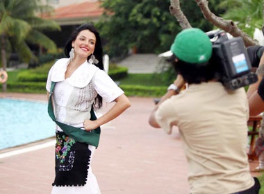 Nguoi dep Hoa hau Trai Dat tro tai dien xuat hinh anh