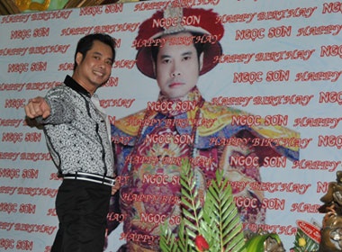 Ngoc Son cat banh sinh nhat bang... dai dao hinh anh