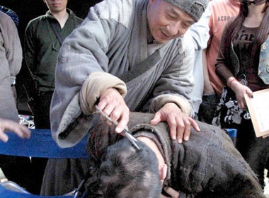 Luu Duc Hoa bi Thanh Long cat toc nham nho hinh anh