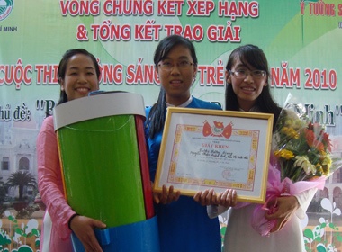 Ba co gai 'thung rac' gianh quan quan Sang tao tre hinh anh