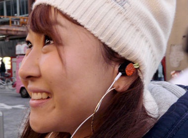 Nhung kieu tai nghe doc dao hinh anh