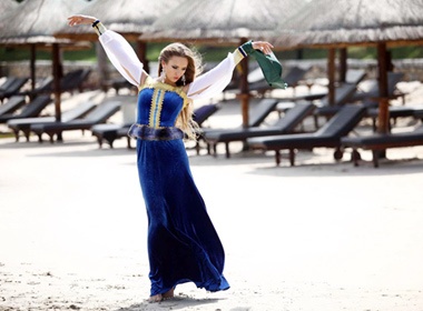 Du khach 'ngan' nguoi ngam thi sinh Miss Earth hinh anh