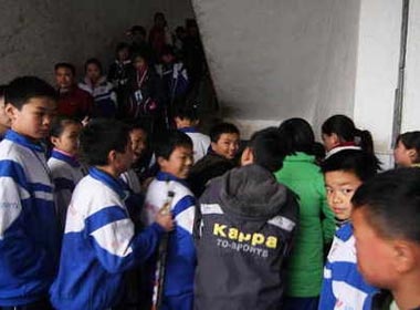 100 tre em Trung Quoc bi thuong trong vu giam dap o truong hinh anh