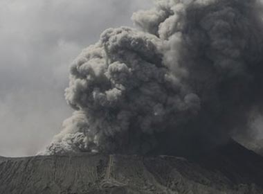 Indonesia dong cua san bay vi nui lua hoat dong hinh anh