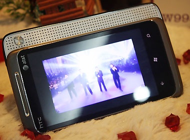 HTC Surround - dien thoai la moi ve Viet Nam hinh anh