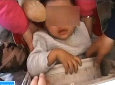 Be trai mac ket trong may giat vi choi tron tim hinh anh