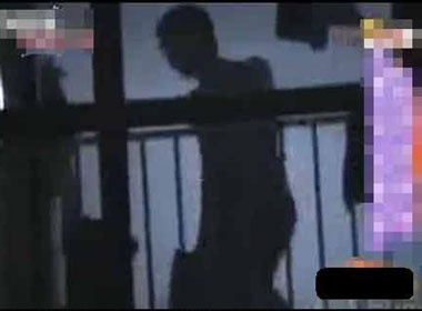 Quay len roi kien hang xom vi toi khoa than trong nha hinh anh