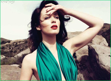 Emily Blunt ke qua khu tomboy hinh anh