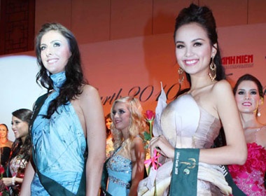 Thi sinh HH Trai Dat khoe sac trong dem Gala Dinner hinh anh