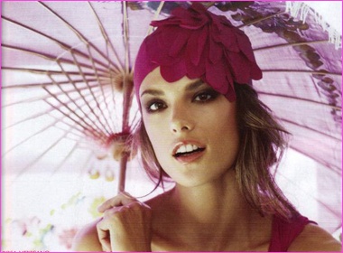 Alessandra Ambrosio khoe moi hong goi cam hinh anh