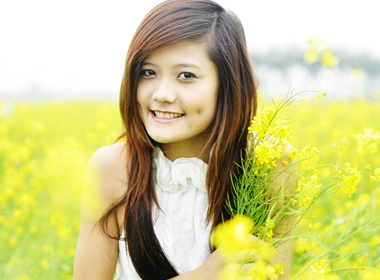 Teen girl lang man trong mua hoa cai hinh anh