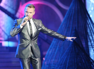 Ronan Keating an tuong tai Hoa hau Trai Dat hinh anh