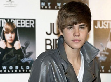 Justin Bieber bi me dap nat dien thoai hinh anh