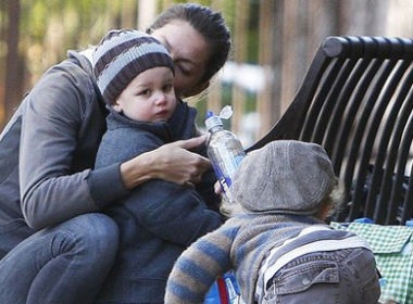 Gisele Bundchen thich thu nhin con de choi voi con chong hinh anh