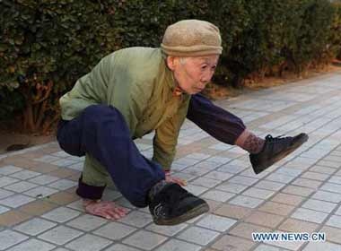 Cu ba 82 tuoi tap the thao nhu VDV chuyen nghiep hinh anh