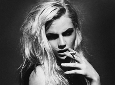 Chang nguoi mau 9X 'hot' hon ca phai dep hinh anh