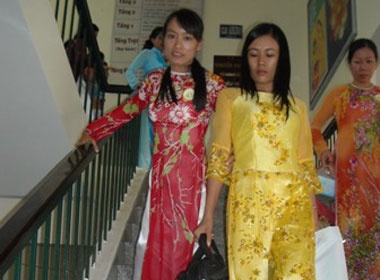 Co giao tre vuon len tu doi chan khap khieng hinh anh