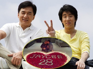 Thanh Long tang trai tim bang hoa hong cho con trai hinh anh