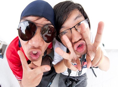 Teen 'tu suong' quai di truoc ong kinh may anh hinh anh