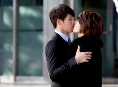 Ban trai Song Hye Kyo chia se ve nu hon 'dong tinh' hinh anh