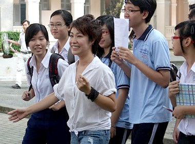 Uyen Linh Idol ve tham truong cu hinh anh