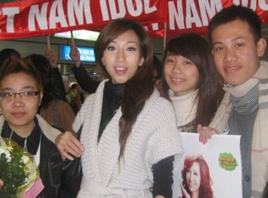 Leu Phuong Anh bat ngo duoc fan chao don nhiet tinh hinh anh