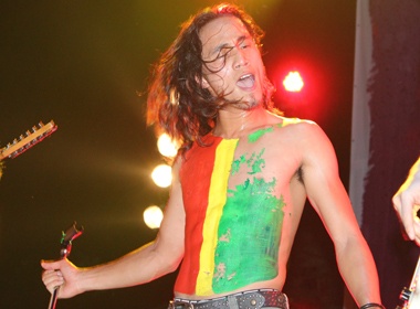 Pham Anh Khoa coi tran hat rock hinh anh