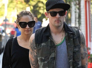 Nicole Richie chinh thuc len xe hoa hinh anh