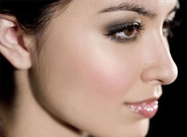 Doi mat bi an voi mau khoi hinh anh