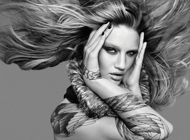 Nghi an tinh ai cua kieu nu 'Transformer 3' hinh anh