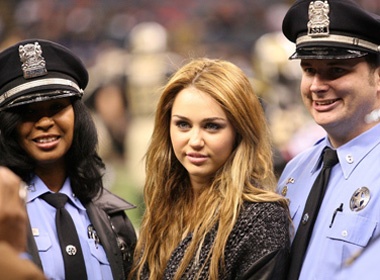 Miley Cyrus binh than sau scandal hut xach hinh anh